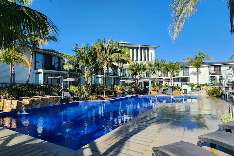 hotel-pool